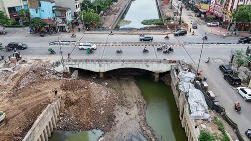 Theo ghi nhận, dọc tuyến kênh La Khê các đoạn thi công trên đường Ngô Quyền (phường Hà Đông) xuất hiện nhiều bất cập như, ngổn ngang vật liệu, rác thải gây chất đống gây mất mỹ quan đô thị. Ngoài ra nhiều xe chở đất không che chắn, gây vương vãi vật liệu xuống lòng đường gây nguy hiểm cho người tham gia giao thông.