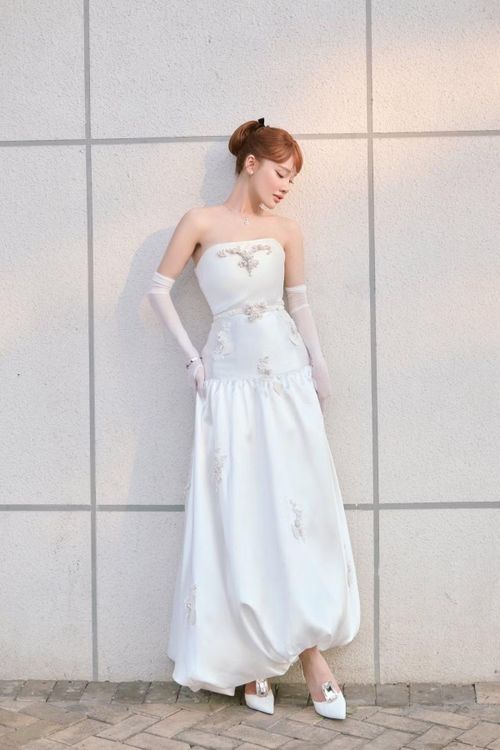 Mỗi lần xuất hiện, cô đều gây chú ý với phong cách thời trang ngày càng táo bạo, quyến rũ.