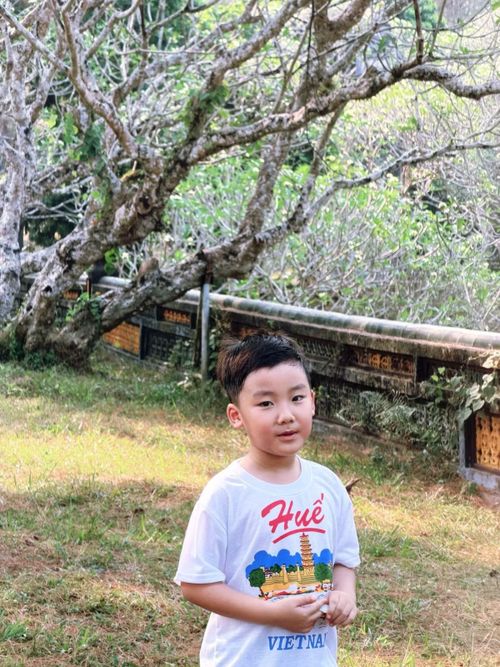 Con trai cô cũng góp mặt trong nhiều khung hình của chuyến đi.