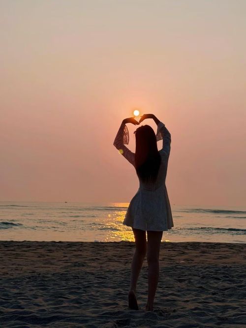 Loạt ảnh gia đình Hòa Minzy đón bình minh lúc 5h sáng trên biển Đà Nẵng nhanh chóng thu hút sự chú ý của khán giả.