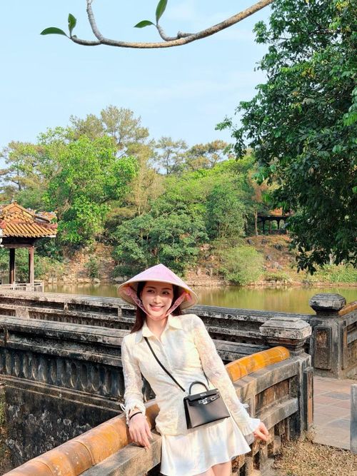 Nữ ca sĩ xuất hiện với hình ảnh dịu dàng, ghé thăm nhiều địa danh như Đại Nội, lăng Tự Đức, cung An Định.