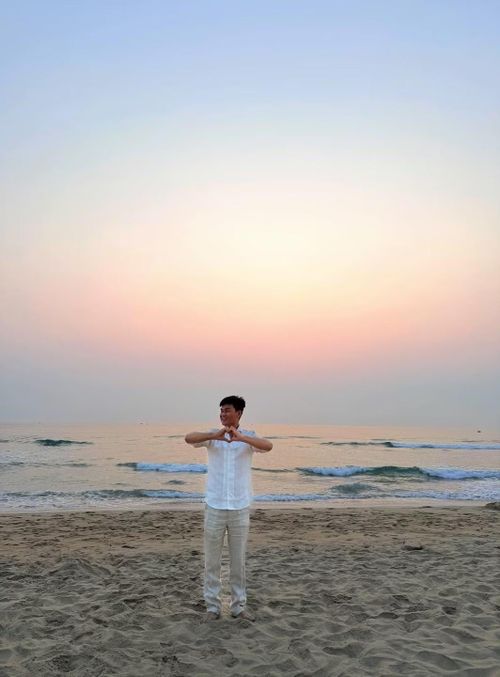 Trong khung hình, Văn Cương xuất hiện với vẻ ngoài phong độ, đồng hành cùng Hòa Minzy trong những khoảnh khắc đời thường của kỳ nghỉ. Cả hai cùng nhau ngắm bình minh, tương tác tự nhiên và ghi lại những hình ảnh kỷ niệm của gia đình.