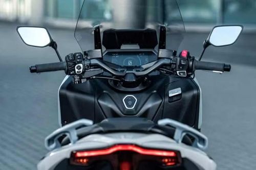 Xe sở hữu hệ thống khung gầm bằng nhôm cho khả năng xử lý chính xác, linh hoạt. Khối động cơ của xe được gắn trực tiếp vào khung và thông qua sự cân chỉnh gắp nhôm, giảm xóc để đạt được sự ổn định cao nhất khi chạy ở tốc độ cao.