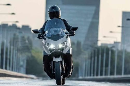Công nghệ mới này vốn được phát triển từ các dòng xe supersport hiệu suất cao của hãng, giúp tối ưu khả năng phanh trong nhiều điều kiện vận hành khác nhau, từ tốc độ, góc nghiêng cho đến độ bám của mặt đường. Tại thị trường Malaysia, TMax Tech Max 2026 được bán với mức giá 75.888 ringgit (khoảng hơn 505 triệu đồng).