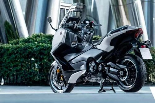 Về ngoại hình, mẫu xe tay ga cỡ lớn Yamaha TMAX 2026 sở hữu kích thước lớn đạt 2195 x 780 x 1415mm (dài x rộng x cao, không gồm kính chắn gió) cho phép mở rộng không gian lái trên xe.