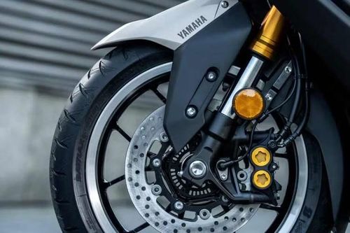 Xe sở hữu bộ vành 15 inch cho cả hai bánh, đi kèm lốp kích thước 120/70 phía trước và 160/60 phía sau. Nhiệm vụ giảm xóc được đảm nhận bởi phuộc trước hành trình ngược và giảm xóc đơn phía sau, trong khi hệ thống phanh gồm đĩa đôi phía trước và đĩa đơn phía sau, tích hợp ABS hai kênh là trang bị tiêu chuẩn.