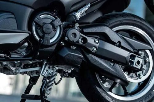 Dù có những nâng cấp về công nghệ và thiết kế, TMax Tech Max 2026 vẫn giữ nguyên cấu hình động cơ. Xe sử dụng khối động cơ hai xi-lanh DOHC dung tích 560 cc, đạt chuẩn khí thải Euro 5+, cho công suất tối đa 47,6 mã lực tại 7.500 vòng/phút và mô-men xoắn cực đại 55,7 Nm tại 5.250 vòng/phút.