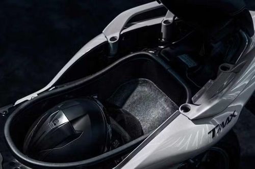 Yamaha TMax Tech Max 2026 sở hữu trọng lượng 221 kg, bình xăng dung tích 25 lít và chiều cao yên ở mức 800 mm, phù hợp với nhiều đối tượng người dùng trong phân khúc maxi-scooter cao cấp. Yên xe rộng với đệm lưng, giúp xe di chuyển thoải mái nhất cho chuyến hành trình dài.