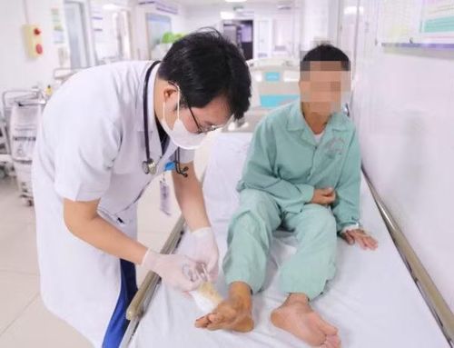 ThS. BS Trần Ngọc Anh – Khoa Hồi sức tích cực – Chống độc kiểm tra vết thương cho người bệnh bị rắn cắn - Ảnh BVCC