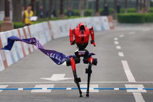 Rrobot nhanh nhất hoàn thành quãng đường 21 km chỉ trong hơn 50 phút, nhanh hơn cả kỷ lục gần đây của vận động viên con người, tạo nên cú sốc lớn về năng lực vận động của máy móc.