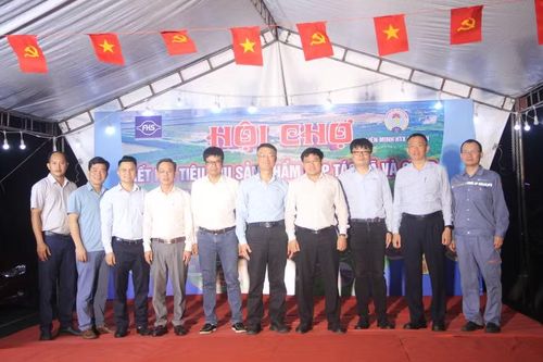 Các đại biểu chụp ảnh lưu niệm tại Hội chợ.
