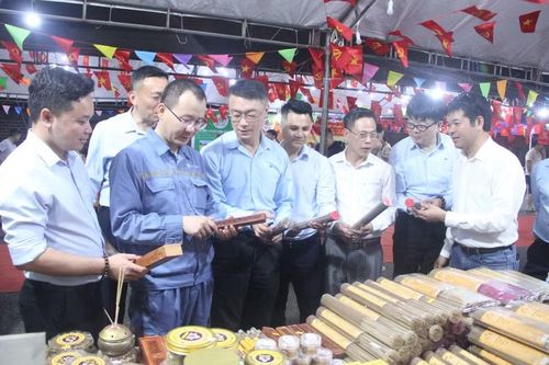 Lãnh đạo Công ty Formosa cùng các đại biểu tham quan mua sắm tại các gian hàng.