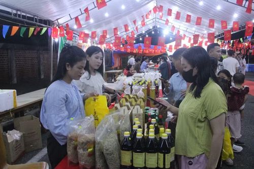 Các quầy hàng đông nghịt khách.