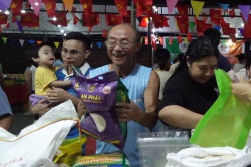 Người tiêu dùng hài lòng khi lựa chọn những sản phẩm chất lượng tại Hội chợ.