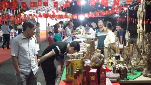 Hội chợ với 20 gian hàng và 100 sản phẩm tiêu biểu.