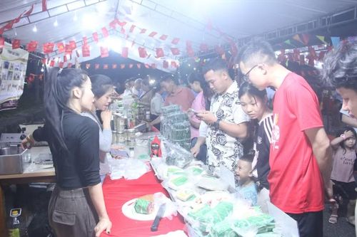 Hội chợ thu hút đông người đến tham quan mua sắm.