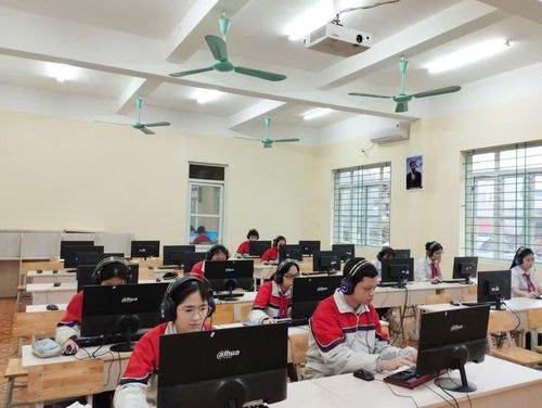 Học sinh Trường THCS Trần Bích San (phường Nam Định) tham gia Cuộc thi Olympic tiếng Anh trên Internet.