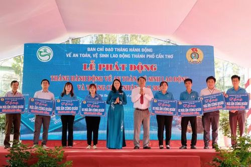 Ông Nguyễn Văn Khởi, Phó Chủ tịch UBND TP Cần Thơ và bà Lê Thị Sương Mai, Chủ tịch LĐLĐ TP Cần Thơ, trao bảng tượng trưng hỗ trợ xây dựng "Mái ấm Công đoàn" tại buổi lễ.