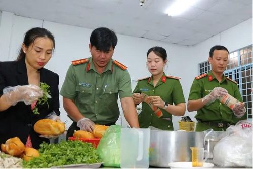 Công an xã An Thạnh thức từ 4h sáng để chuẩn bị bánh mì cho các em học sinh. Ảnh: CACC.