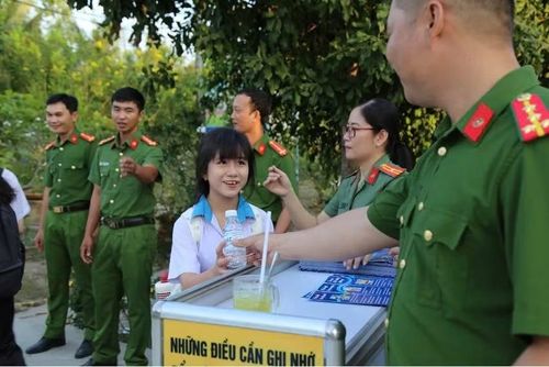 Nụ cười của các em học sinh khi được nhận bánh mì và nước suối. Ảnh: CACC.