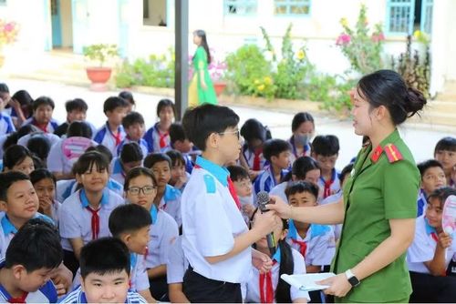 Tiết học pháp luật dưới sân cờ thu hút nhiều sự quan tâm và tham gia của các em học sinh. Ảnh: CACC.