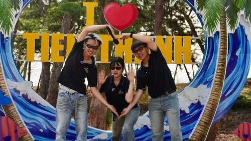 Các bạn trẻ chụp hình tại điểm check-in phường Tiến Thành.