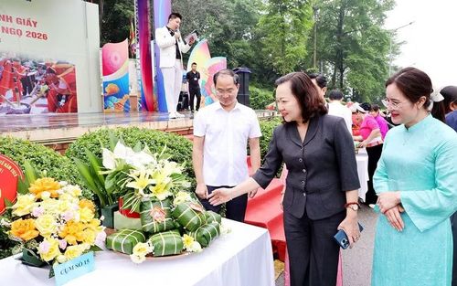 Ban Tổ chức kiểm tra việc gói và trang trí bánh chưng của các đội trước khi mang đi luộc.