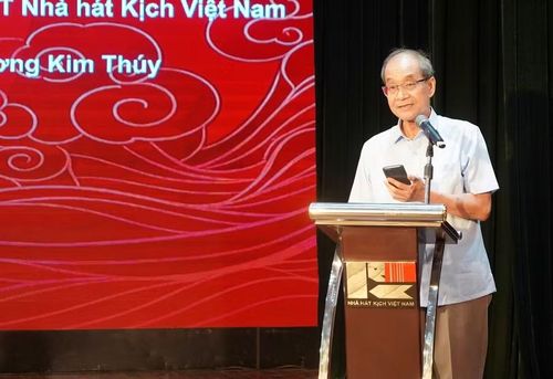 Đại diện gia đình cố tác giả Nguyễn Huy Tưởng, ông Nguyễn Huy Thắng (con trai tác giả) chia sẻ tại buổi lễ.