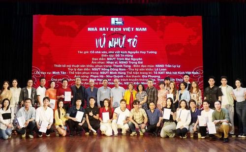 Lãnh đạo Nhà hát Kịch Việt Nam trao kịch bản cho các diễn viên tham gia vở diễn.