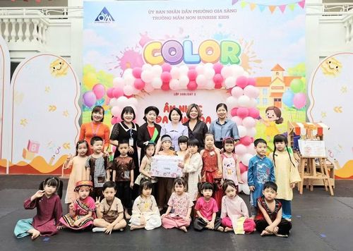 Đại diện lãnh đạo Sở GD&amp;ĐT Thái Nguyên tặng quà trẻ mầm non.