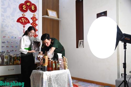 Cán bộ Bộ đội Biên phòng tỉnh Lai Châu hướng dẫn nhân dân nơi đơn vị đóng quân livestream bán hàng trên TikTok shop. Ảnh: Đức Duẩn