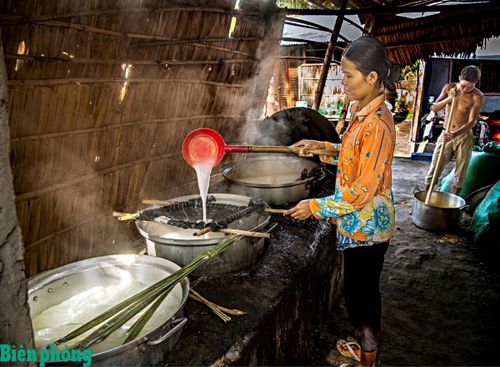 Nhờ sự hỗ trợ của Nhà nước, nghề nấu đường thốt nốt của đồng bào dân tộc thiểu số ở địa phương ngày càng phát triển. Ảnh: Phan Bình