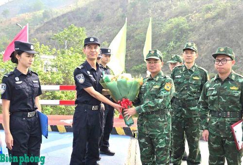 Thượng tá Lê Văn Quyết, Phó Tham mưu trưởng, Bộ đội Biên phòng tỉnh Lai Châu, Chỉ huy trưởng phía Việt Nam tặng hoa đồng chí Triệu Phong, Phó Trạm trưởng Trạm Kiểm tra Biên phòng xuất, nhập cảnh Kim Thủy Hà, Chỉ huy trưởng phía Trung Quốc. Ảnh: Đức Duẩn