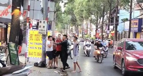Các đối tượng xô xát sau khi va chạm giao thông trên đường Dương Tử Giang (ảnh: CACC)