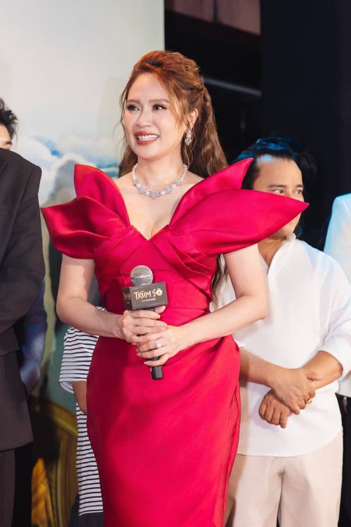 Đạo diễn Đức Thịnh gửi lời cảm ơn đến Thanh Thúy vì giúp sức nhiều cho dự án. "Nếu không có vợ, tôi không thể trở lại. Tôi khóc khi thấy vợ đứng khép mình chờ một ngôi sao hơn một tiếng để mời vào Trùm sò nhưng chỉ nói vài câu qua loa. Nếu tôi không nghỉ làm phim 6 năm qua vì khủng hoảng tuổi trung niên, vợ tôi không gặp khó khăn trong việc mời diễn viên như vậy. Cũng vì thương vợ, tôi đã đồng ý đóng vai Trùm sò và chăm chỉ giảm cân để đóng phim”.