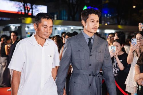 Diễn viên Phương Nam nắm chặt tay bố bước trên thảm đỏ ra mắt dự án phim mới. Nam diễn viên nói anh dành nhiều tâm huyết cho vai diễn Tôm Hùm, thử thách bản thân bằng việc giảm cân, tập võ, luyện nói giọng miền Nam… Chính vì vậy, Phương Nam mong muốn bố có thể trở thành một trong những người đầu tiên nhìn thấy Tôm Hùm của anh trên màn ảnh rộng.