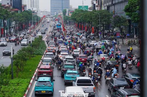 Dự báo từ chiều nay, lưu lượng phương tiện tiếp tục gia tăng, đặc biệt khi nhiều người xin nghỉ phép để kéo dài kỳ nghỉ từ Giỗ Tổ Hùng Vương đến hết dịp 30/4.
