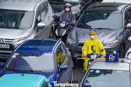 Áp lực giao thông gia tăng khi nhu cầu đi lại dâng cao, đặc biệt trong ngày cuối trước kỳ nghỉ lễ Giỗ Tổ Hùng Vương.