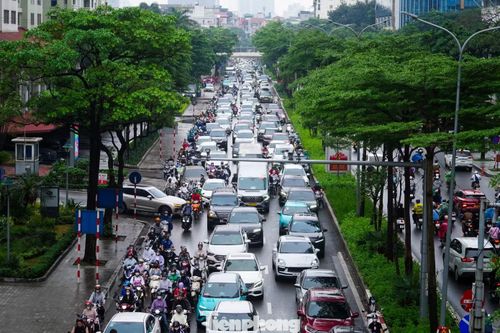 Đường Đào Tấn hướng vào trung tâm tắc cứng, phương tiện di chuyển chậm dưới cơn mưa.