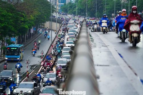 Đường Vành đai 2.5 hướng về Láng – Cầu Giấy ùn tắc cả trên cao lẫn các nhánh xuống.