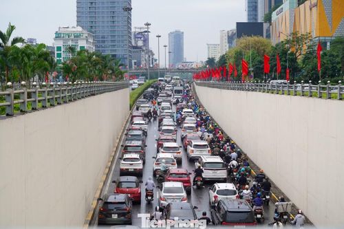 Tại khu vực hầm chui Đại lộ Thăng Long – Trần Duy Hưng lúc 8h sáng, giao thông đông đúc.