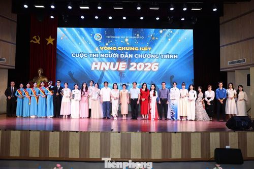 Ban Tổ chức trao giải cho các thí sinh.