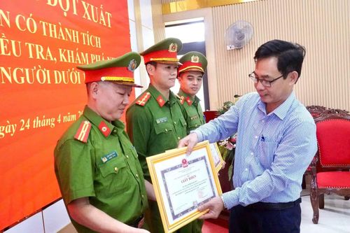Lãnh đạo UBND xã Đức Lập tặng giấy khen cho lực lượng công an xã trong vụ việc.