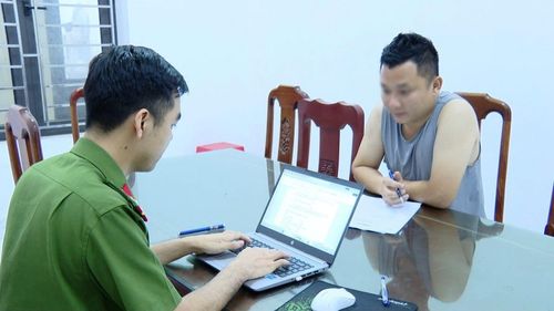 Đối tượng Vũ Xuân Đoàn tại cơ quan Công an. Ảnh: Công an Ninh Bình