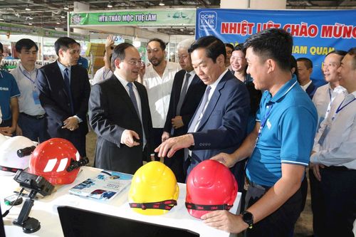 Các đại biểu tham quan gian hàng trưng bày triển lãm các sản phẩm công nghệ, thiết bị hiện đại về công tác ATVSLĐ, bảo vệ sức khỏe cho người lao động trong khuôn khổ lễ phát động. (Ảnh: TV)