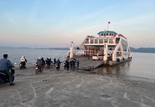 Người dân và các phương tiện giao thông qua phà Đồng Bài, đặc khu Cát Hải, TP. Hải Phòng.