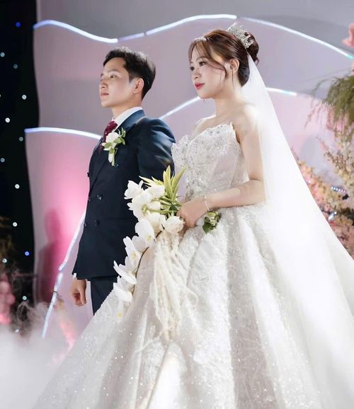 Hình ảnh cô dâu Kim Ngân và chú rể Quyết Chiến.