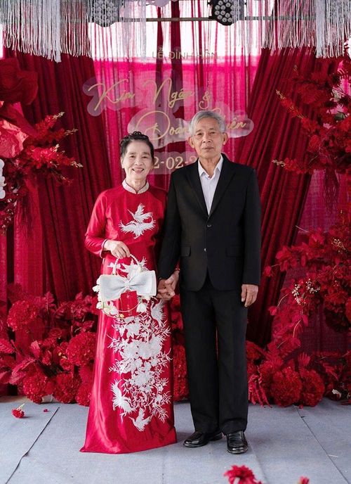 Ông bà nội của Kim Ngân trong ngày vui của cháu.
