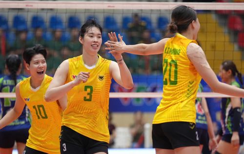 Ở set thứ 2, Thanh Thúy tiếp tục được giao nhiệm vụ ghi điểm cho VTV Bình Điền Long An.