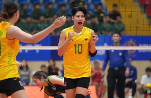 Set 1 diễn ra hấp dẫn, với chiến thắng 27/25 thuộc về đội bóng miền Tây.